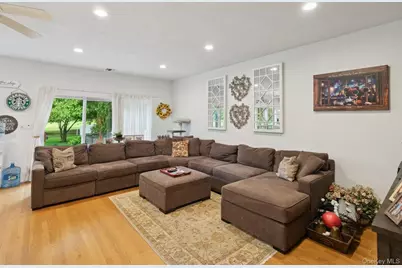 186 Windwatch Drive, Hauppauge, NY 11788 - Photo 10