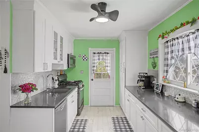 9 Amherst Road, West Sayville, NY 11796 - Photo 4