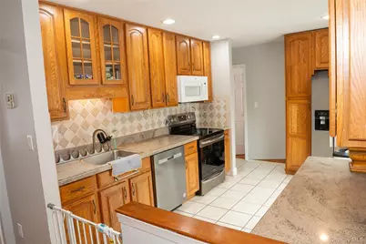 160 Pennsylvania Avenue, Medford, NY 11763 - Photo 8