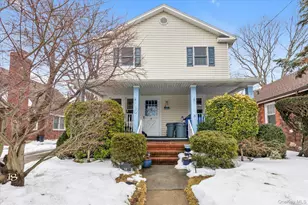 18 Derby Ct, Malverne, NY 11565 - Photo 2