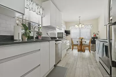 31 Stanford Court, Wantagh, NY 11793 - Photo 8