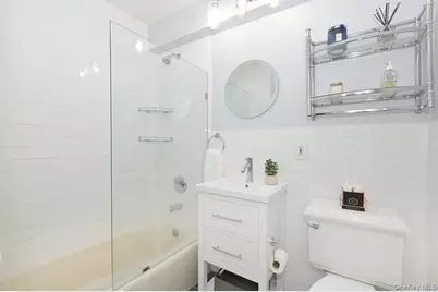 5 Birchwood Court #5J, Mineola, NY 11501 - Photo 14