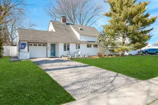 44 Disc Ln, Wantagh, NY 11793 - Photo 2