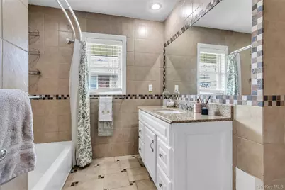 170 Old Courthouse Road, Manhasset Hills, NY 11040 - Photo 24