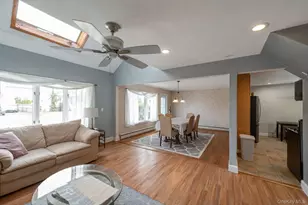 14 Willoughby Pl, West Islip, NY 11795 - Photo 4