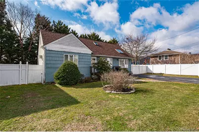 14 Willoughby Place, West Islip, NY 11795 - Photo 2
