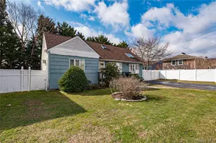 14 Willoughby Pl, West Islip, NY 11795 - Photo 2