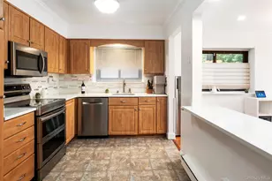 21 Canterbury Rd, Great Neck, NY 11021 - Photo 8