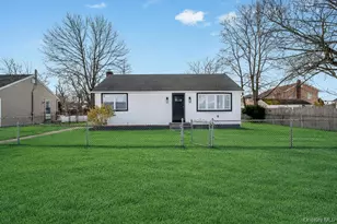 33 Silverpine Dr, Amityville, NY 11701 - Photo 2