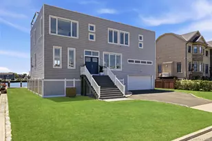298 W Lido Promenade, Lindenhurst, NY 11757 - Photo 2