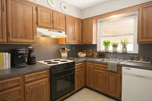 318 Jamaica Ave, Medford, NY 11763 - Photo 6