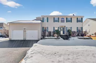 3 Windsor Garden Dr, New Windsor, NY 12553 - Photo 2