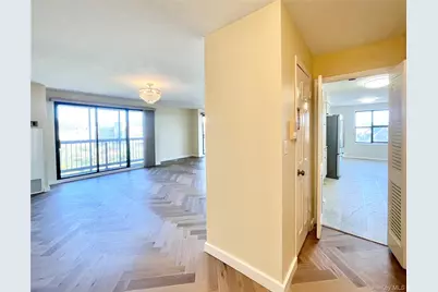12 Bond Street #5B, Great Neck, NY 11021 - Photo 2