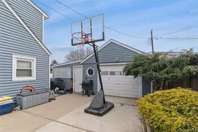 20 Peacock Lane, Levittown, NY 11756 - Photo 16