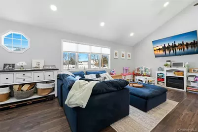 418 Old Farmingdale Road, West Babylon, NY 11704 - Photo 4