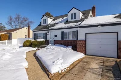 690 N Hamilton Avenue, Lindenhurst, NY 11757 - Photo 30