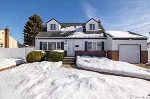 690 N Hamilton Ave, Lindenhurst, NY 11757 - Photo 2