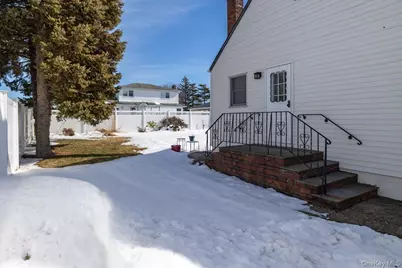 690 N Hamilton Avenue, Lindenhurst, NY 11757 - Photo 24