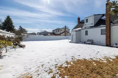 690 N Hamilton Avenue, Lindenhurst, NY 11757 - Photo 26