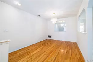 22 Ridgewood Dr, Wantagh, NY 11793 - Photo 10