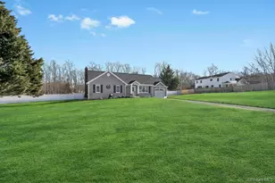 40 Great Rock Dr, Wading River, NY 11792 - Photo 4