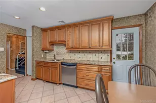 43 Maplewood Dr, Plainview, NY 11803 - Photo 4