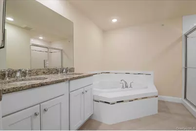 4 Steven Circle #4, Dix Hills, NY 11746 - Photo 16