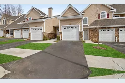 4 Steven Circle #4, Dix Hills, NY 11746 - Photo 2