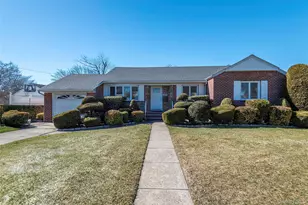 1070 Maple Ln, New Hyde Park, NY 11040 - Photo 4