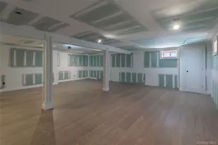 1070 Maple Ln, New Hyde Park, NY 11040 - Photo 22