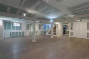 1070 Maple Ln, New Hyde Park, NY 11040 - Photo 24