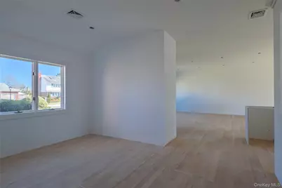 1070 Maple Lane, New Hyde Park, NY 11040 - Photo 32