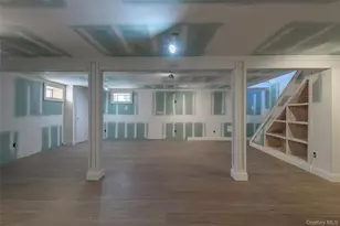 1070 Maple Ln, New Hyde Park, NY 11040 - Photo 30