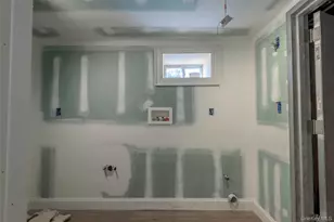 1070 Maple Ln, New Hyde Park, NY 11040 - Photo 28