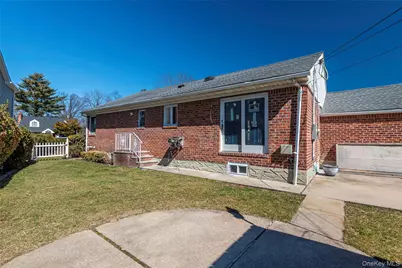 1070 Maple Lane, New Hyde Park, NY 11040 - Photo 6