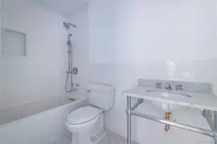 1070 Maple Ln, New Hyde Park, NY 11040 - Photo 18