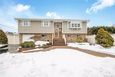 30 Crestwood Boulevard, Farmingdale, NY 11735 - Photo 2