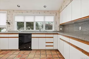 85 Hickory Dr, East Hills, NY 11576 - Photo 16