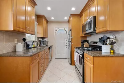 152 Manor Street, Plainview, NY 11803 - Photo 4