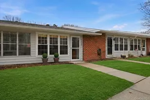 260 Newcastle Ct, Ridge, NY 11961 - Photo 2