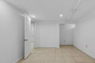 109-73 200th St, Saint Albans, NY 11412 - Photo 30