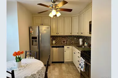 9 Willow Ct #9, Selden, NY 11784 - Photo 4