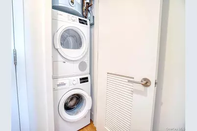 2416 Queens Plaza S #18B, Long Island City, NY 11101 - Photo 8