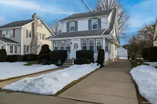 16 Denton Ct, Rockville Centre, NY 11570 - Photo 2