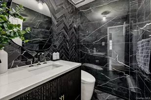 1662 Park Ave, New Hyde Park, NY 11040 - Photo 16