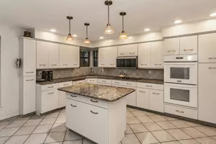 232 Linnet Ct, Manhasset, NY 11030 - Photo 8