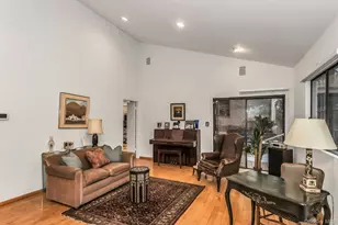 232 Linnet Ct, Manhasset, NY 11030 - Photo 4