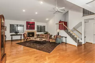 232 Linnet Ct, Manhasset, NY 11030 - Photo 2