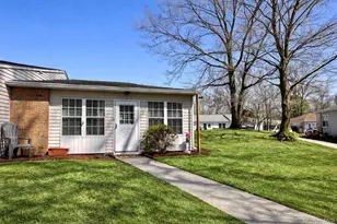 421 Weymouth Ct, Ridge, NY 11961 - Photo 2