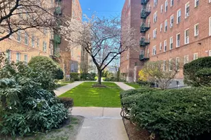 32 Cathedral Ave, Hempstead, NY 11550 - Photo 2